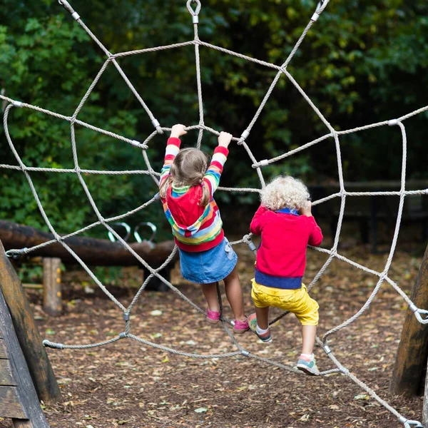 I bambini salgono sul cortile della scuola parco giochi — Foto Stock