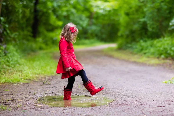 Holčička kráčí v dešti — Stock fotografie