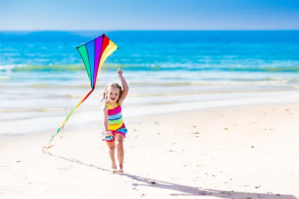 De vliegende kite kind op tropisch strand — Stockfoto