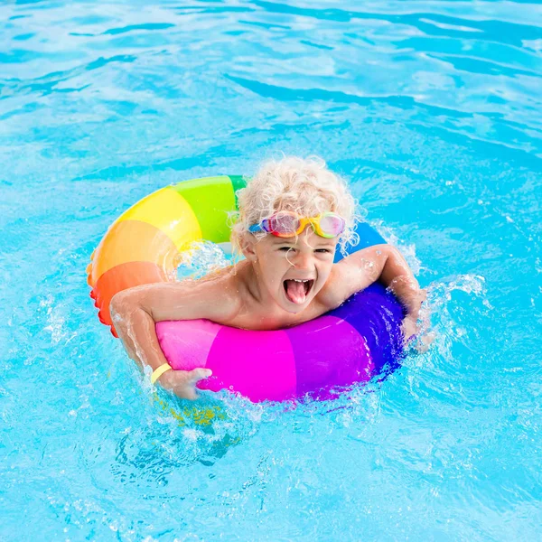 Ребёнок с игрушечным кольцом в бассейне — стоковое фото