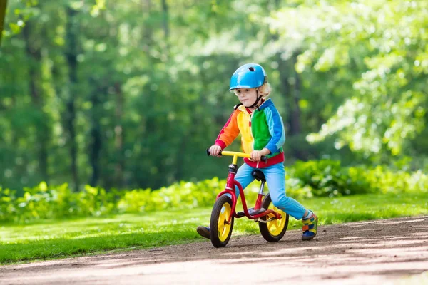 Dzieci jeździć na rowerze równowagi w parku — Zdjęcie stockowe