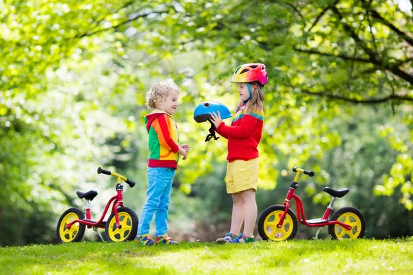 Barnen rida balans cykel i park — Stockfoto