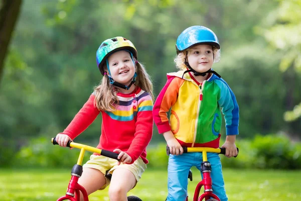 Crianças passeio de bicicleta de equilíbrio no parque — Fotografia de Stock