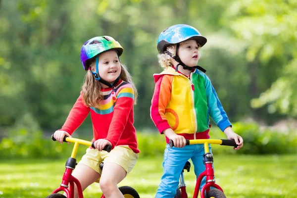 公園のバランス自転車に乗る子供たち — ストック写真
