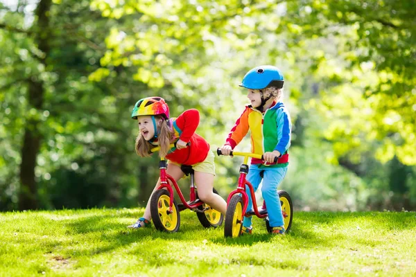 平衡的孩子骑在公园里 — 图库照片
