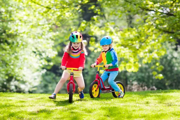 I bambini pedalano in equilibrio nel parco — Foto Stock