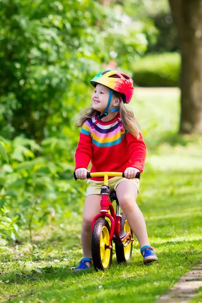 Дети катаются на велосипеде в парке — стоковое фото