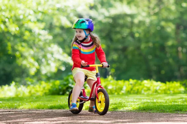 Τα παιδιά ποδήλατο ισορροπίας στο πάρκο — Φωτογραφία Αρχείου