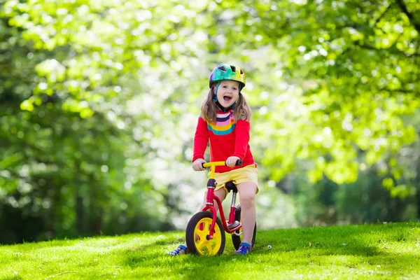 Bicicleta de equilibrio para niños en parque —  Fotos de Stock