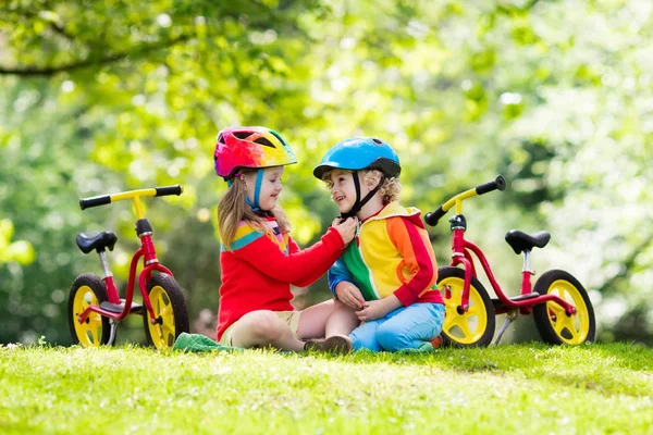 Τα παιδιά ποδήλατο ισορροπίας στο πάρκο — Φωτογραφία Αρχείου