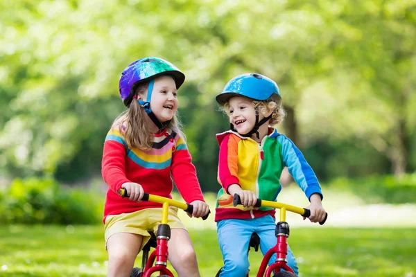 Crianças passeio de bicicleta de equilíbrio no parque — Fotografia de Stock