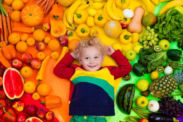 Nutrição saudável de frutas e vegetais para crianças — Fotografia de Stock