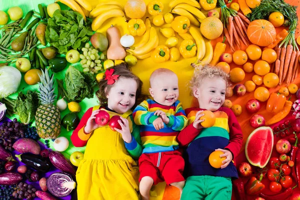 Nutrição saudável de frutas e vegetais para crianças — Fotografia de Stock