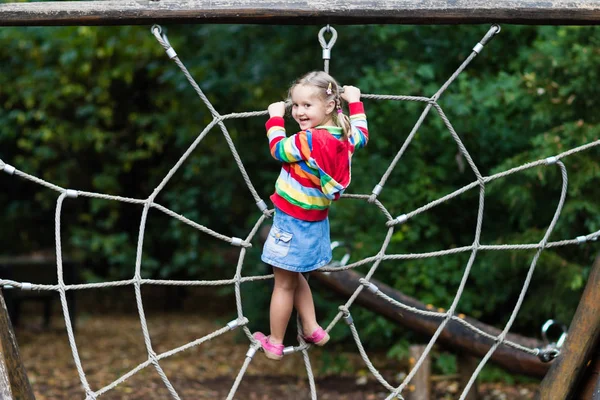 Enfant s'amusant sur cour de l'école aire de jeux — Photo