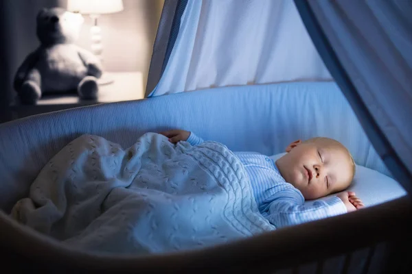 Menino bebê bebendo leite na cama — Fotografia de Stock