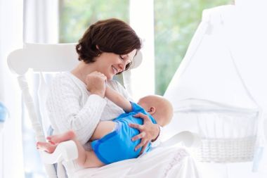 Anne ve bebek yatak odasında