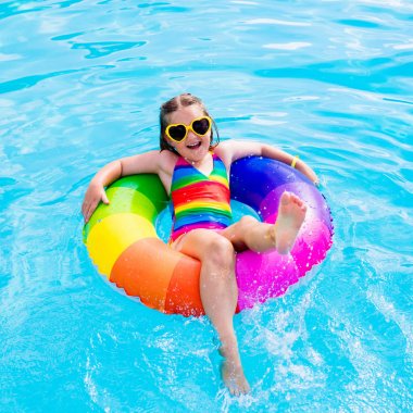 Oyuncak yüzük Yüzme Havuzu ile çocuk