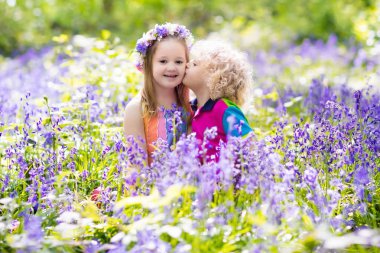 Çocuklar bluebell çiçekli Bahçe aletleri