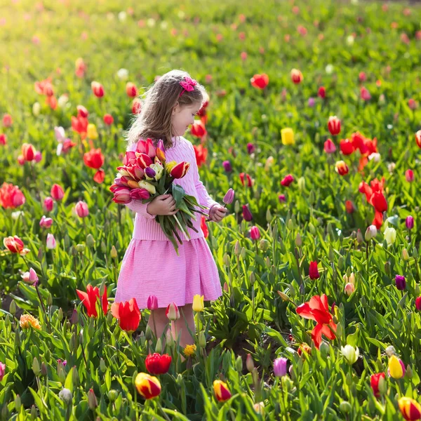 Menina no jardim tulipa flor — Fotografia de Stock