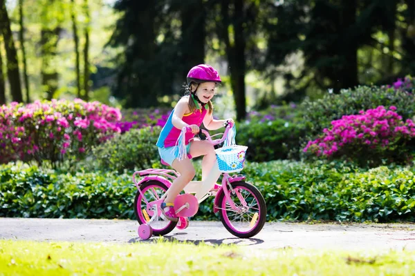 Bicicleta de criança. Miúdo de bicicleta . — Fotografia de Stock