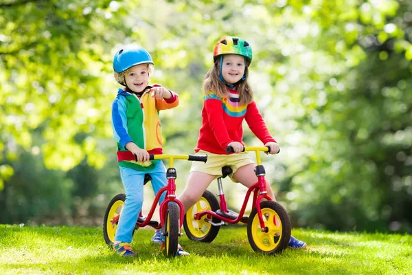 Crianças passeio de bicicleta de equilíbrio no parque — Fotografia de Stock