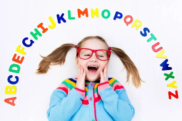 Kind leren van letters van het alfabet en lezing — Stockfoto