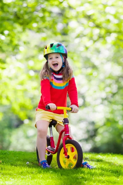 Děti jezdit na kole rovnováhu v parku — Stock fotografie