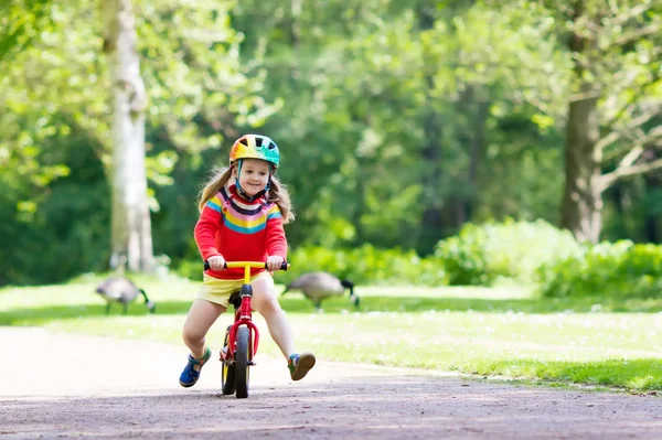 Crianças passeio de bicicleta de equilíbrio no parque — Fotografia de Stock