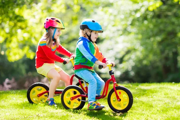 Denge Bisiklet Park çocuklar — Stok fotoğraf
