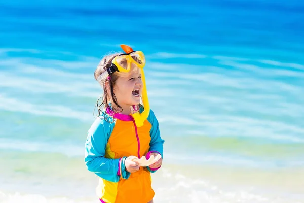 열 대 해변에서 스노클링 하는 아이 — 스톡 사진