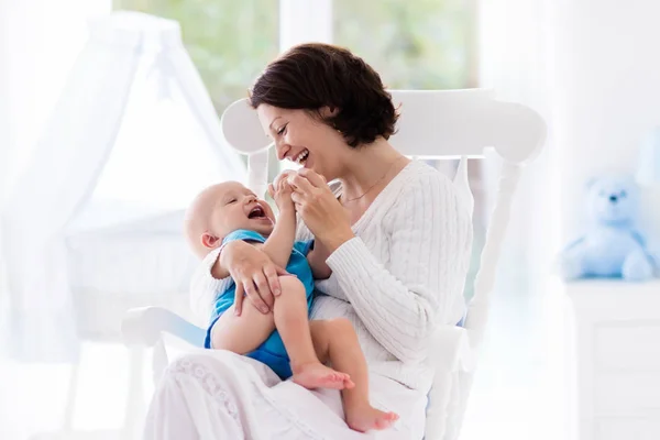 Mother and baby in bedroom — Stock Photo, Image