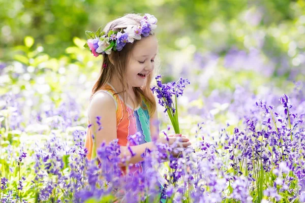 Děti v zahradě bluebell — Stock fotografie