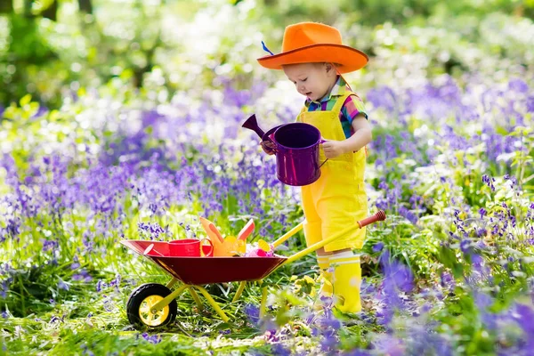 Děti v zahradě bluebell — Stock fotografie