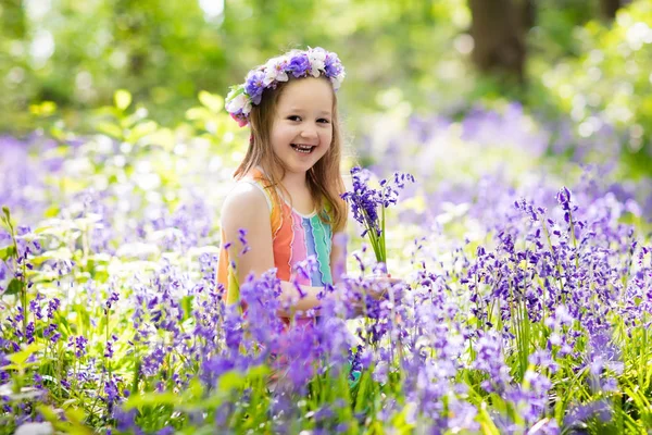 蓝铃花的花园里的孩子 — 图库照片