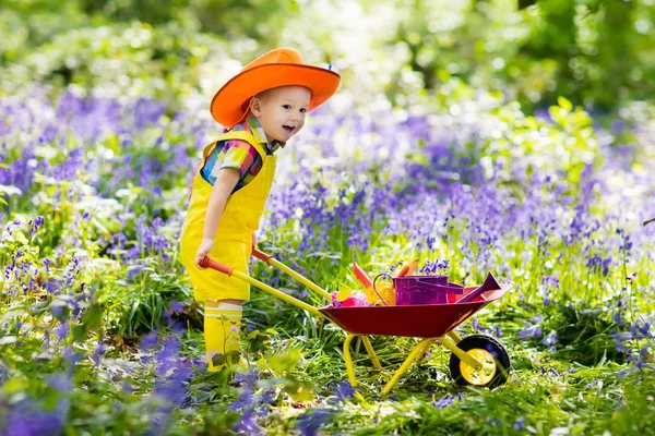 Děti v zahradě bluebell — Stock fotografie