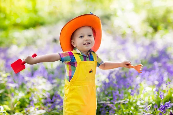 Crianças no jardim bluebell — Fotografia de Stock