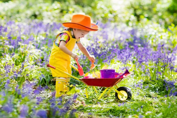 Dla dzieci w ogrodzie bluebell — Zdjęcie stockowe