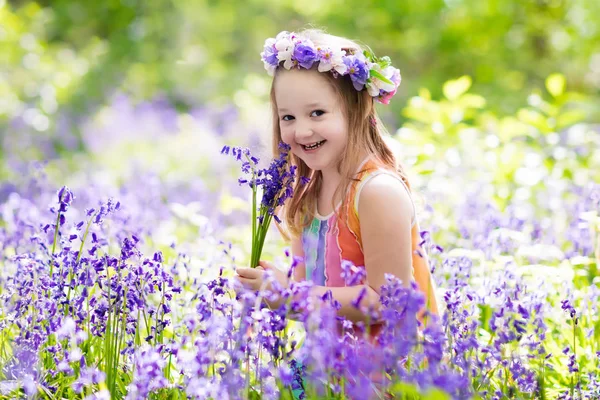 Crianças no jardim bluebell — Fotografia de Stock