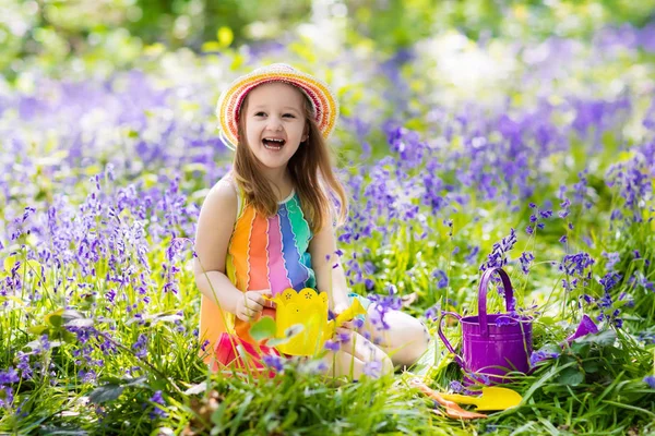 Barnen i bluebell trädgård — Stockfoto