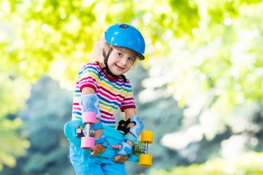 Çocuk sürme kaykay yaz Park