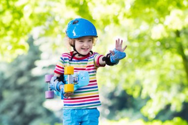 Çocuk sürme kaykay yaz Park