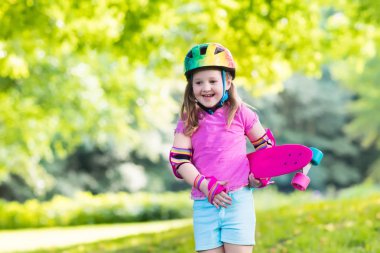 Çocuk sürme kaykay yaz Park