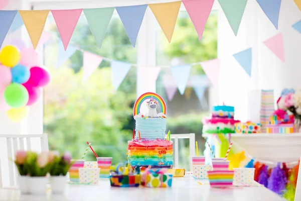 Decoración de fiesta de cumpleaños para niños y pastel —  Fotos de Stock