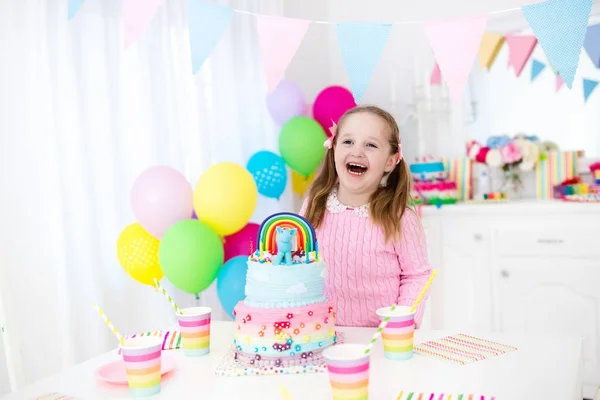 Kids birthday party with cake — Stock Photo, Image