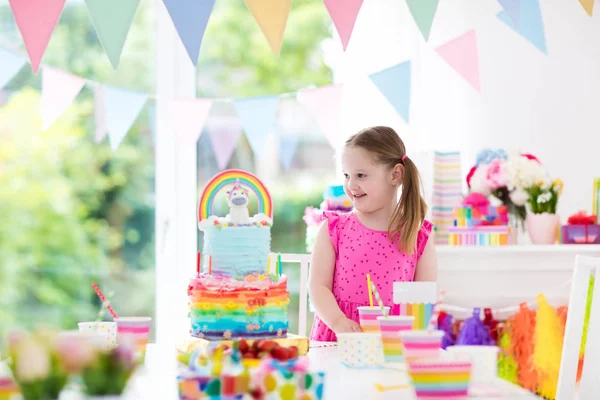 Festa de aniversário para crianças. Menina com bolo . — Fotografia de Stock