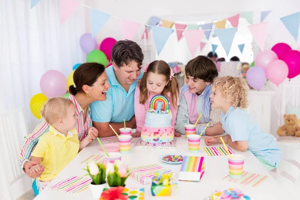 Дитяча вечірка на день народження. Сімейне святкування з тортом . — стокове фото