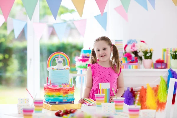 Kindergeburtstag. kleines Mädchen mit Kuchen. — Stockfoto