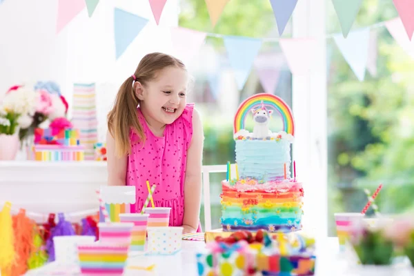 Barn födelsedagsfest. Liten flicka med tårta. — Stockfoto