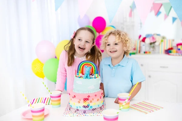 Kindergeburtstag mit Kuchen — Stockfoto