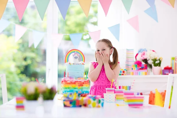 Festa de aniversário para crianças. Menina com bolo . — Fotografia de Stock